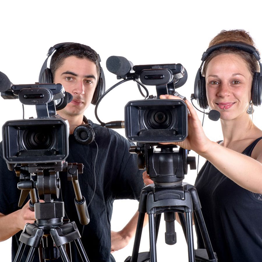 Kaksi mediapalvelujen toteuttajaopiskelijaa kameroidensa kanssa.