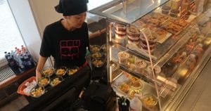 Yoshimi työskentelee ravintolassa