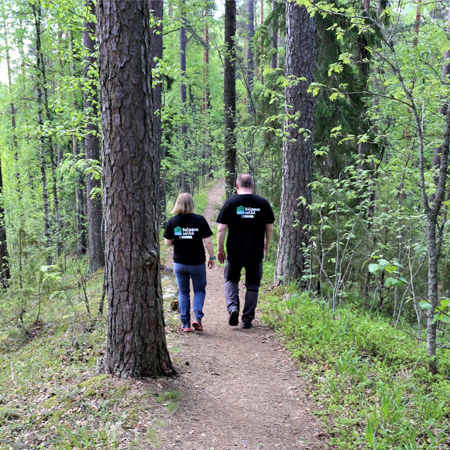 Kaksi Geopark-opasta kävelee harjulla.