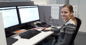 Nuori nainen työskentelee toimistossa tietokoneen äärellä.