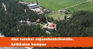 Ilmakuva Asikkalan kampuksesta. Kuvassa näkyy rakennusten lisäksi metsää, peltoa ja järvi.